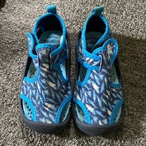 Oshkosh sandals size 7